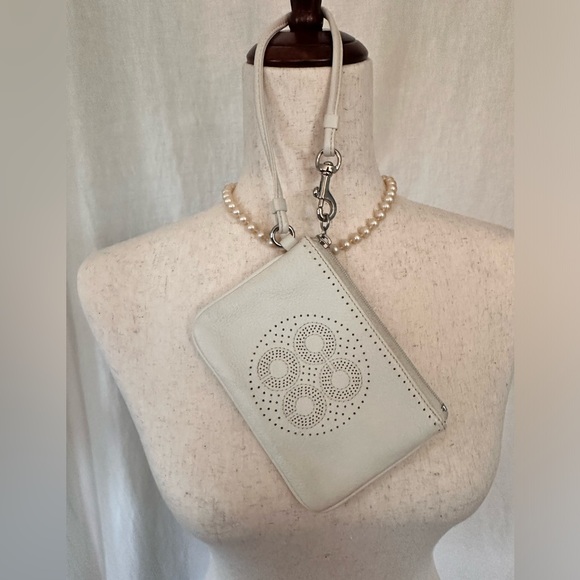 COACH!! Signature C’s Perforation Wristlet Parchment White - Picture 5 of 6